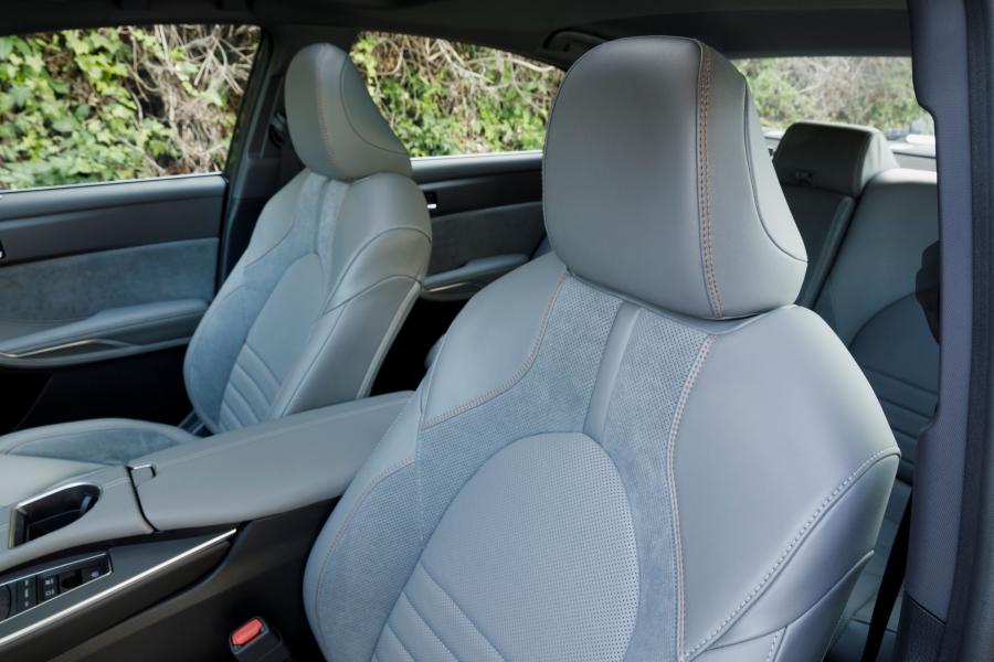 Детали интерьера Toyota Avalon Hybrid XLE 2018 года  (фото 12 из 13)